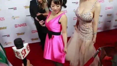 anri okita and kaho shibuya avn 2016 red carpet bounce and kiss