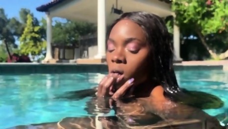 Naked ebony MILF fingers her hairy pussy